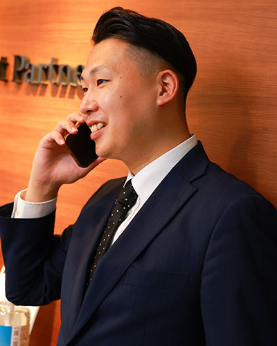 電話をするスタッフ